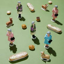 Load image into Gallery viewer, Solar Powered Waving Queen Figurine