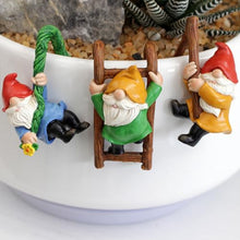 Load image into Gallery viewer, JARPSIRY 3-Piece Miniature Pot Hanging Gnomes Set – Resin Fence &amp; Planter Hugger Figurines
